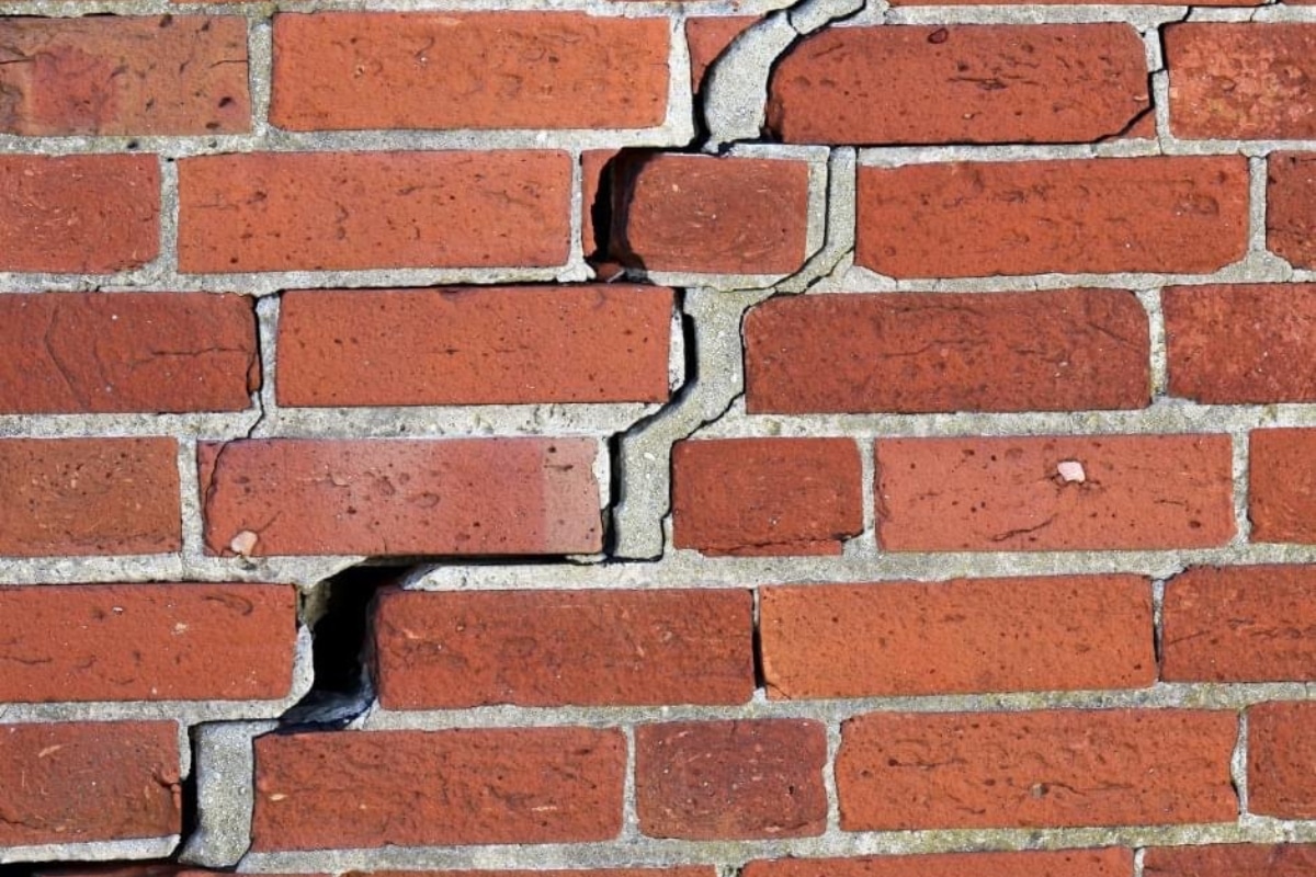 Cracked brick foundation wall caused by lack of proper supervision, highlighting poor construction practices in Linden, VA.