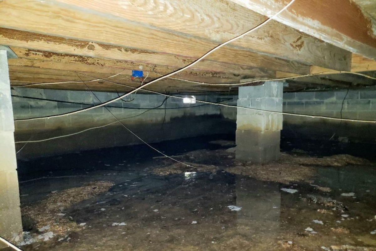 Water pooling in crawl space due to poor drainage causes expansive soil in Linden, VA, to swell and damage the area.